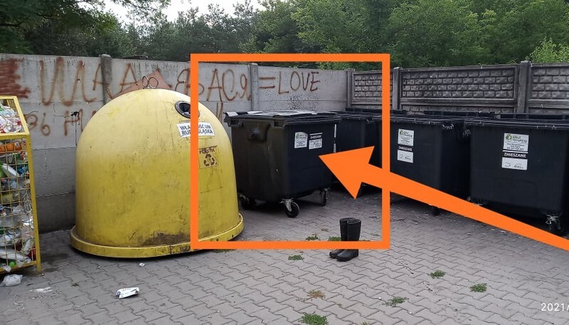 Ruda Śląska: W Kochłówce znowu pływa kontener na śmieci. Pod koniec lipca nieznany sprawca wrzucił do potoku pojemnik na śmieci. Wyłowili go społecznicy. Po miesiącu sprawa się powtórzyła i do potoku trafił kolejny pojemnik (fot. Łukasz Michalski).