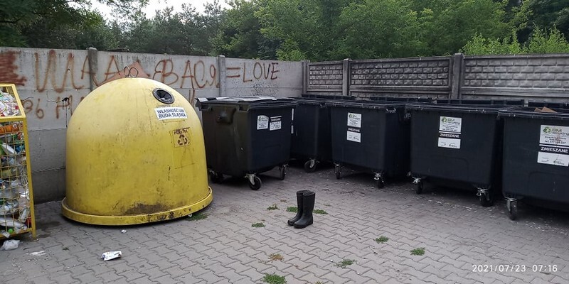 Ruda Śląska: W Kochłówce znowu pływa kontener na śmieci. Pod koniec lipca nieznany sprawca wrzucił do potoku pojemnik na śmieci. Wyłowili go społecznicy. Po miesiącu sprawa się powtórzyła i do potoku trafił kolejny pojemnik (fot. Łukasz Michalski).