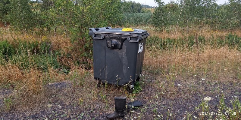 Ruda Śląska: W Kochłówce znowu pływa kontener na śmieci. Pod koniec lipca nieznany sprawca wrzucił do potoku pojemnik na śmieci. Wyłowili go społecznicy. Po miesiącu sprawa się powtórzyła i do potoku trafił kolejny pojemnik (fot. Łukasz Michalski).