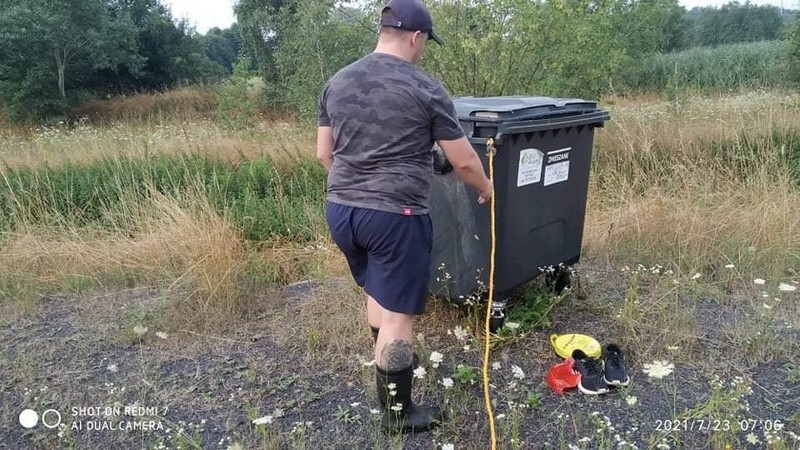 Ruda Śląska: W Kochłówce znowu pływa kontener na śmieci. Pod koniec lipca nieznany sprawca wrzucił do potoku pojemnik na śmieci. Wyłowili go społecznicy. Po miesiącu sprawa się powtórzyła i do potoku trafił kolejny pojemnik (fot. Łukasz Michalski).