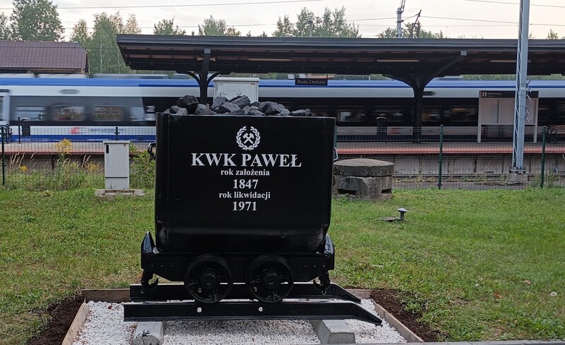 Kopalniany wagonik upamiętniający Kopalnię "Paweł" nową ozdobą Bibliogrodu 