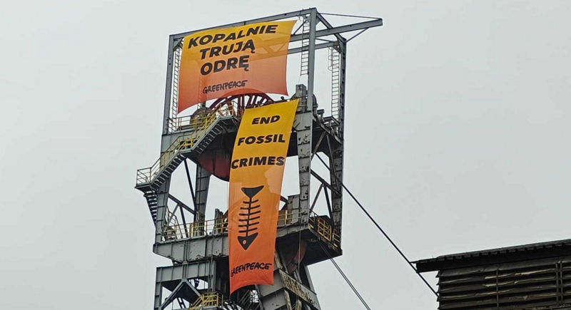 "Kopalnie trują Odrę". Protest aktywistów Greenpeace na szybie kopalni Bielszowice