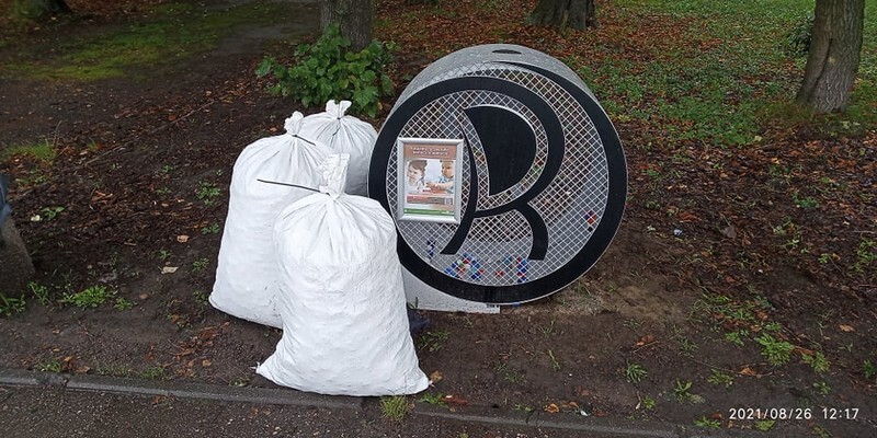 Niedawno w każdej z 11 dzielnic Rudy Śląskiej stanęły „rudzkie serca”. To w nich zbierane są plastikowe nakrętki po butelkach, które przeznaczono na cele charytatywne. Mieszkańcy skarżą się jednak, że pojemniki te są źle wykonane, rdzewieją, a wyciąganie z nich nakrętek jest utrudnione (fot. Łukasz Michalski i wolontariusze)