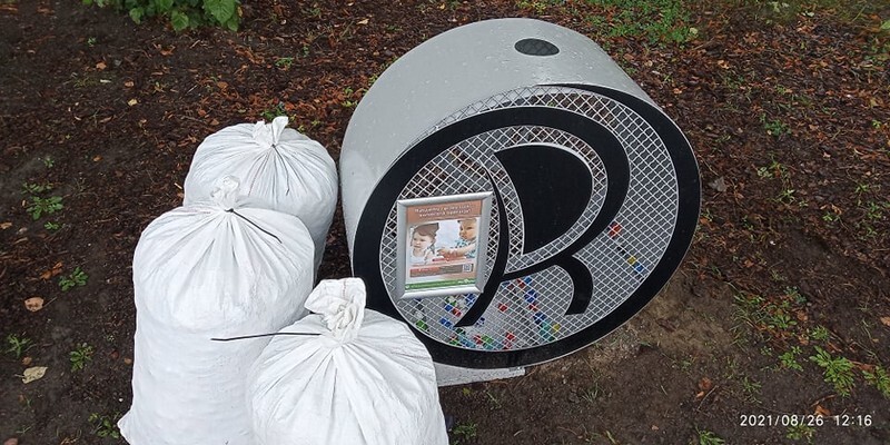 Niedawno w każdej z 11 dzielnic Rudy Śląskiej stanęły „rudzkie serca”. To w nich zbierane są plastikowe nakrętki po butelkach, które przeznaczono na cele charytatywne. Mieszkańcy skarżą się jednak, że pojemniki te są źle wykonane, rdzewieją, a wyciąganie z nich nakrętek jest utrudnione (fot. Łukasz Michalski i wolontariusze)