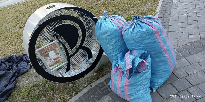 Niedawno w każdej z 11 dzielnic Rudy Śląskiej stanęły „rudzkie serca”. To w nich zbierane są plastikowe nakrętki po butelkach, które przeznaczono na cele charytatywne. Mieszkańcy skarżą się jednak, że pojemniki te są źle wykonane, rdzewieją, a wyciąganie z nich nakrętek jest utrudnione (fot. Łukasz Michalski i wolontariusze)
