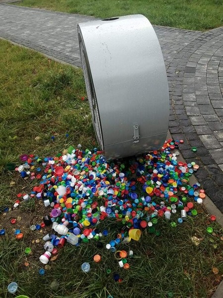 Niedawno w każdej z 11 dzielnic Rudy Śląskiej stanęły „rudzkie serca”. To w nich zbierane są plastikowe nakrętki po butelkach, które przeznaczono na cele charytatywne. Mieszkańcy skarżą się jednak, że pojemniki te są źle wykonane, rdzewieją, a wyciąganie z nich nakrętek jest utrudnione (fot. Łukasz Michalski i wolontariusze)