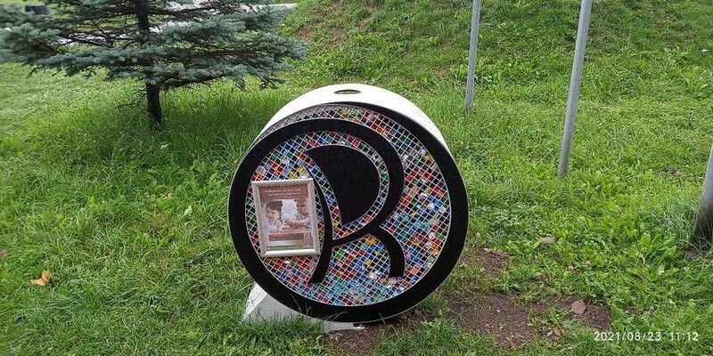 Niedawno w każdej z 11 dzielnic Rudy Śląskiej stanęły „rudzkie serca”. To w nich zbierane są plastikowe nakrętki po butelkach, które przeznaczono na cele charytatywne. Mieszkańcy skarżą się jednak, że pojemniki te są źle wykonane, rdzewieją, a wyciąganie z nich nakrętek jest utrudnione (fot. Łukasz Michalski i wolontariusze)