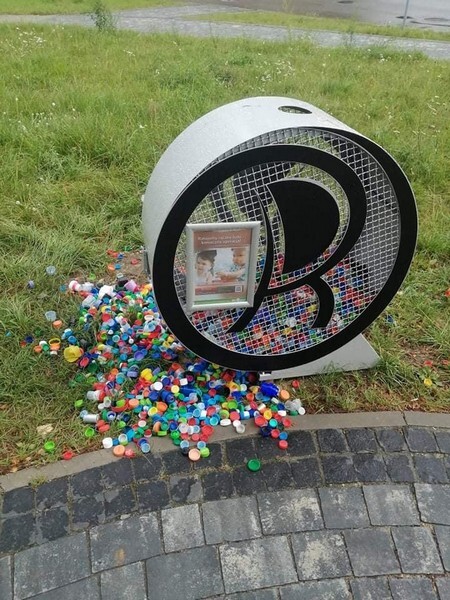 Niedawno w każdej z 11 dzielnic Rudy Śląskiej stanęły „rudzkie serca”. To w nich zbierane są plastikowe nakrętki po butelkach, które przeznaczono na cele charytatywne. Mieszkańcy skarżą się jednak, że pojemniki te są źle wykonane, rdzewieją, a wyciąganie z nich nakrętek jest utrudnione (fot. Łukasz Michalski i wolontariusze)