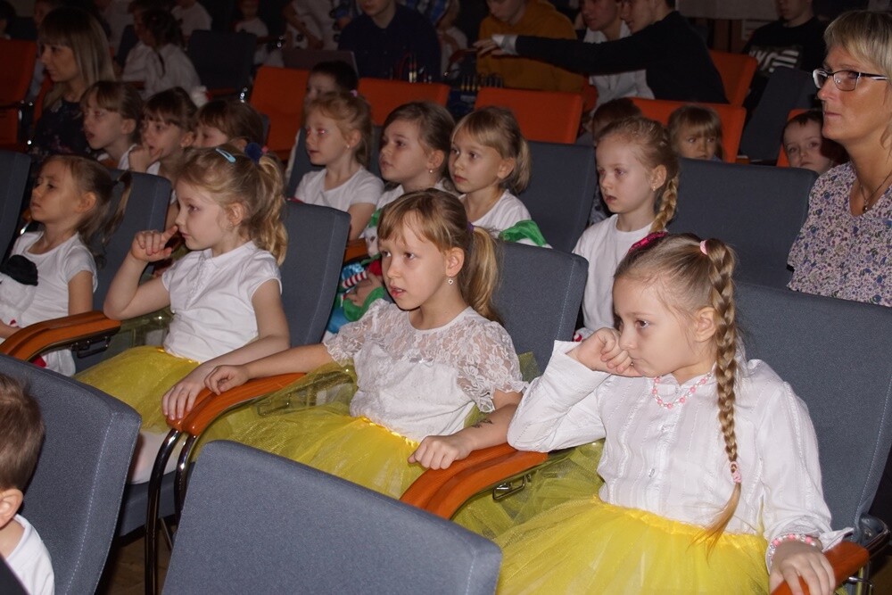 Wesołe piosenki, tańce i zabawy zaprezentowali uczestnicy Zimowego Festiwalu Dzieci i Młodzieży "Kryształowy Sopelek".
