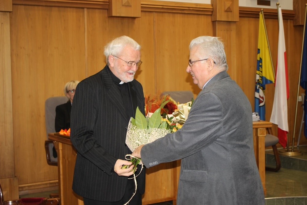 Podczas wczorajszej sesji Rady Miasta Ruda Śląska  odbyło się uroczyste wręczenie tytułu Honorowego Obywatela Miasta Ruda Śląska księdzu prałatowi Henrykowi Bolczykowi.