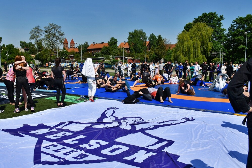 Wczoraj na rudzkiej Burloch Arenie odbyła się szósta edycja, największego w Polsce wydarzenia dla miłośników Brazylijskiego Jiu Jitsu - "Kulanie na lufcie".

fot. Jacek Knapik