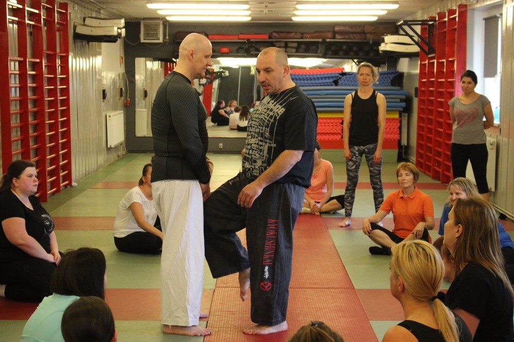 W środę ruszył bezpłatny kurs samoobrony dla kobiet! Rudzianki po raz kolejny mają okazję wziąć udział w szkoleniu składającym się z sześciu spotkań, dzięki którym wzmocnią pewność siebie oraz dowiedzą się, jak poradzić sobie w sytuacji zagrożenia.