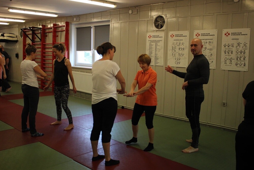 W środę ruszył bezpłatny kurs samoobrony dla kobiet! Rudzianki po raz kolejny mają okazję wziąć udział w szkoleniu składającym się z sześciu spotkań, dzięki którym wzmocnią pewność siebie oraz dowiedzą się, jak poradzić sobie w sytuacji zagrożenia.