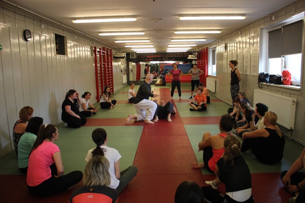 W środę ruszył bezpłatny kurs samoobrony dla kobiet! Rudzianki po raz kolejny mają okazję wziąć udział w szkoleniu składającym się z sześciu spotkań, dzięki którym wzmocnią pewność siebie oraz dowiedzą się, jak poradzić sobie w sytuacji zagrożenia.