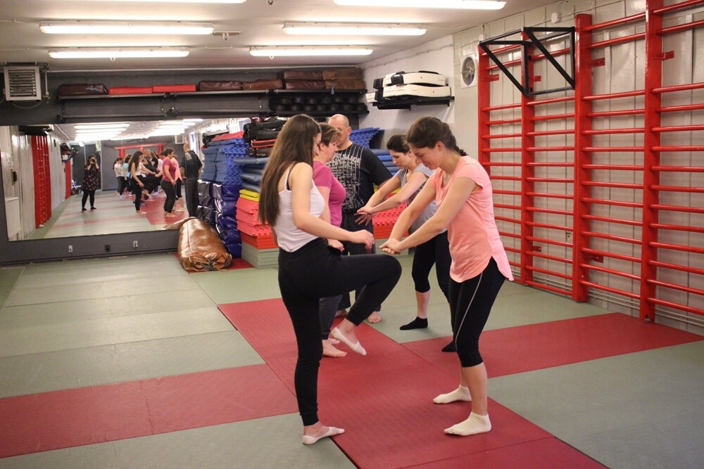 W środę ruszył bezpłatny kurs samoobrony dla kobiet! Rudzianki po raz kolejny mają okazję wziąć udział w szkoleniu składającym się z sześciu spotkań, dzięki którym wzmocnią pewność siebie oraz dowiedzą się, jak poradzić sobie w sytuacji zagrożenia.