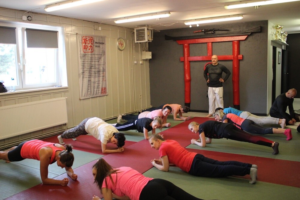 W środę ruszył bezpłatny kurs samoobrony dla kobiet! Rudzianki po raz kolejny mają okazję wziąć udział w szkoleniu składającym się z sześciu spotkań, dzięki którym wzmocnią pewność siebie oraz dowiedzą się, jak poradzić sobie w sytuacji zagrożenia.