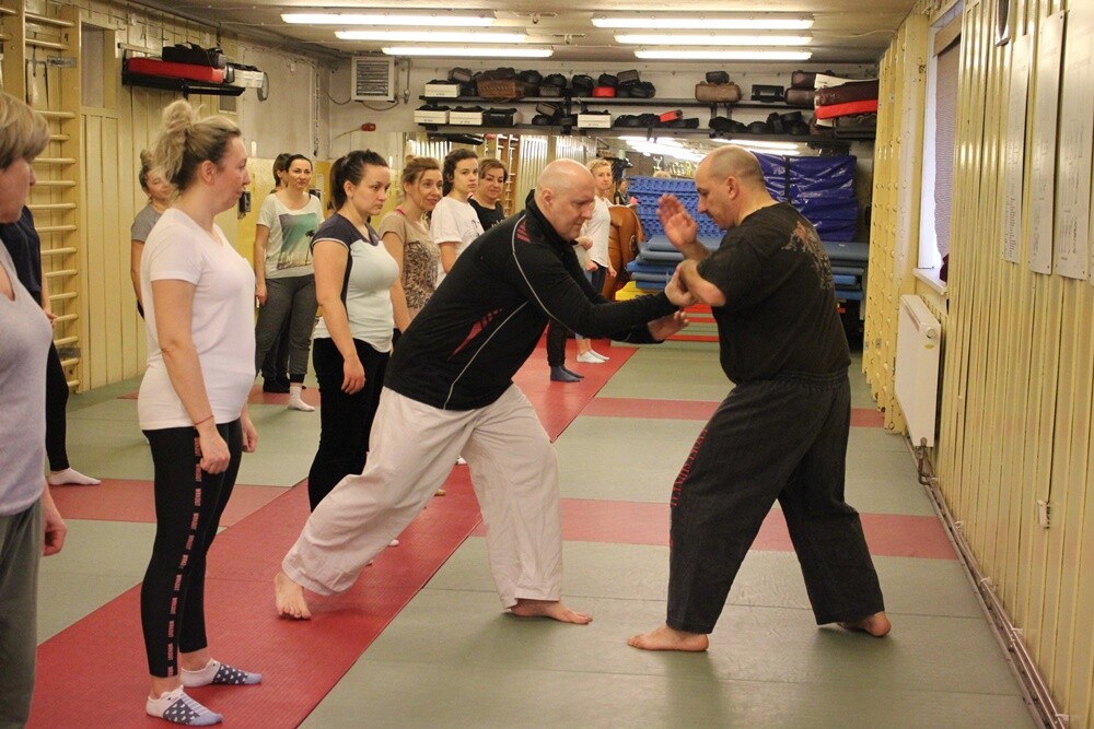 Radość i satysfakcja, ale i zmęczenie malowały się na twarzach uczestniczek, które wzięły udział w szkoleniu z samoobrony. Dzisiaj już po raz siódmy w prezencie dla rudzianek z okazji Dnia Kobiet został zorganizowany kurs, dzięki któremu panie nauczą się, jak poradzić sobie w sytuacji niespodziewanego zagrożenia oraz wzmocnią poczucie pewności siebie.