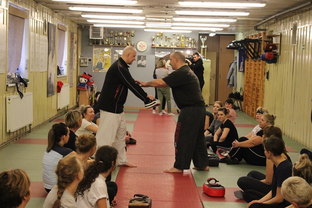 Radość i satysfakcja, ale i zmęczenie malowały się na twarzach uczestniczek, które wzięły udział w szkoleniu z samoobrony. Dzisiaj już po raz siódmy w prezencie dla rudzianek z okazji Dnia Kobiet został zorganizowany kurs, dzięki któremu panie nauczą się, jak poradzić sobie w sytuacji niespodziewanego zagrożenia oraz wzmocnią poczucie pewności siebie.