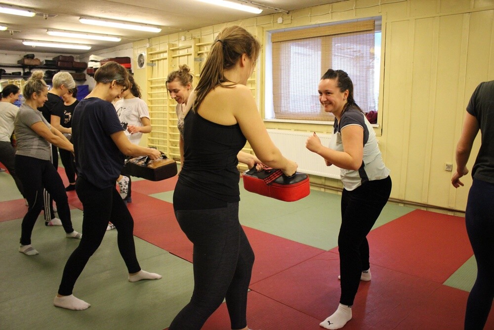 Radość i satysfakcja, ale i zmęczenie malowały się na twarzach uczestniczek, które wzięły udział w szkoleniu z samoobrony. Dzisiaj już po raz siódmy w prezencie dla rudzianek z okazji Dnia Kobiet został zorganizowany kurs, dzięki któremu panie nauczą się, jak poradzić sobie w sytuacji niespodziewanego zagrożenia oraz wzmocnią poczucie pewności siebie.