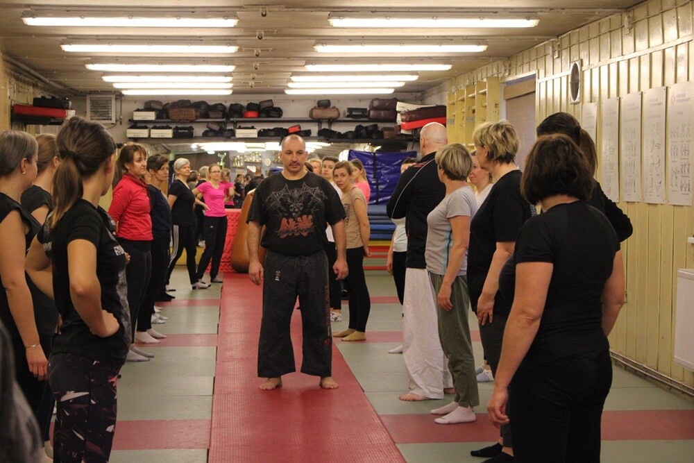 Radość i satysfakcja, ale i zmęczenie malowały się na twarzach uczestniczek, które wzięły udział w szkoleniu z samoobrony. Dzisiaj już po raz siódmy w prezencie dla rudzianek z okazji Dnia Kobiet został zorganizowany kurs, dzięki któremu panie nauczą się, jak poradzić sobie w sytuacji niespodziewanego zagrożenia oraz wzmocnią poczucie pewności siebie.