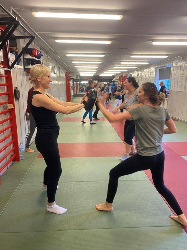 Uczestniczki kursu samoobrony skończyły przerwany przez epidemię cykl zajęć. Na ostatnim spotkaniu musiały przejść sprawdzian nabytych umiejętności. Zadanie polegało na obezwładnieniu jednego z instruktorów, który wcielił się w rolę agresora. Panie wykazały się niesamowitą determinacją i kreatywnością w unieszkodliwieniu napastnika.