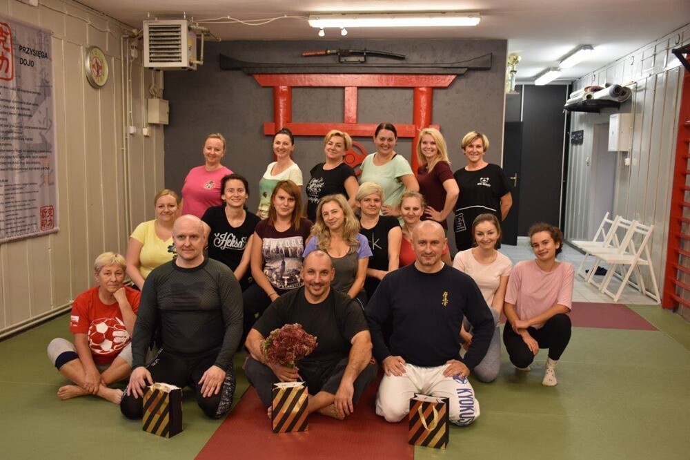 Uczestniczki kursu samoobrony skończyły przerwany przez epidemię cykl zajęć. Na ostatnim spotkaniu musiały przejść sprawdzian nabytych umiejętności. Zadanie polegało na obezwładnieniu jednego z instruktorów, który wcielił się w rolę agresora. Panie wykazały się niesamowitą determinacją i kreatywnością w unieszkodliwieniu napastnika.