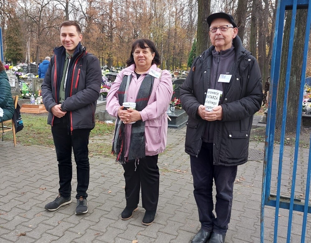 1 listopada członkowie Towarzystwa Miłośników Orzegowa znów zbierali datki na ratowanie zabytkowego starego cmentarza w dzielnicy. Zebrano sporą kwotę!

fot. FB Jerzy Kasperek