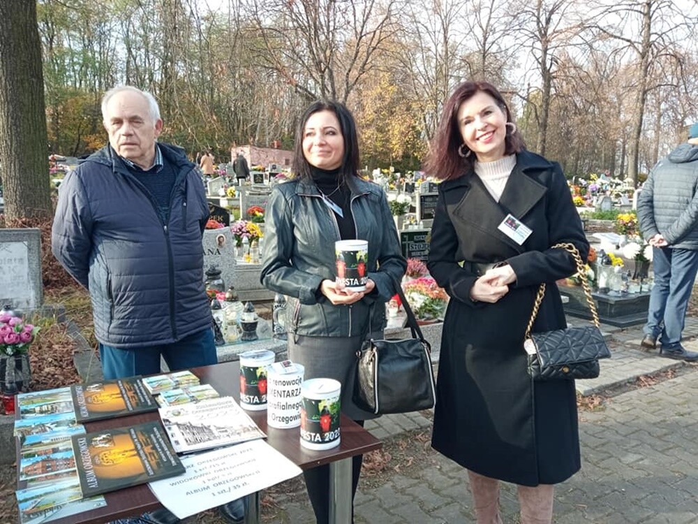 1 listopada członkowie Towarzystwa Miłośników Orzegowa znów zbierali datki na ratowanie zabytkowego starego cmentarza w dzielnicy. Zebrano sporą kwotę!

fot. FB Jerzy Kasperek