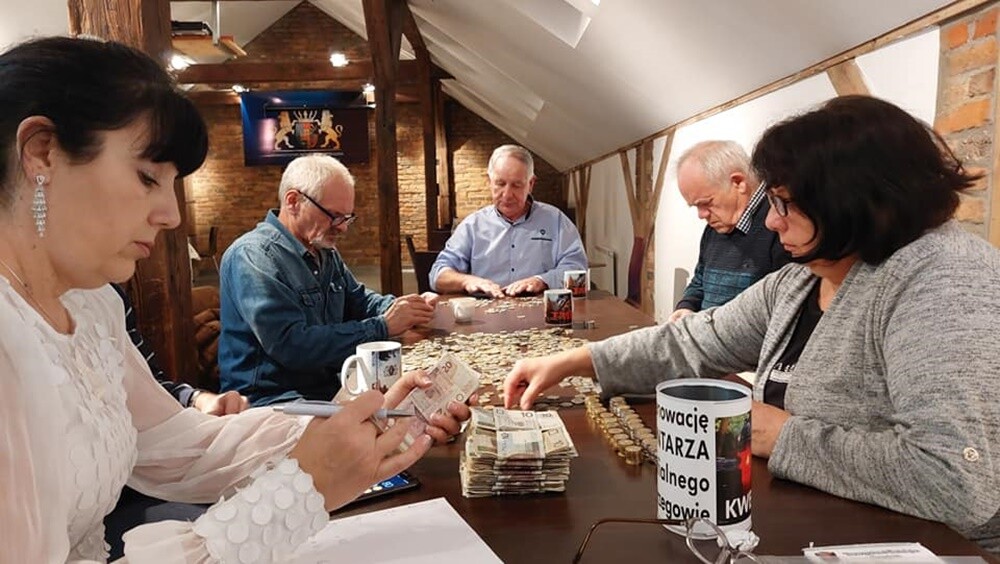 1 listopada członkowie Towarzystwa Miłośników Orzegowa znów zbierali datki na ratowanie zabytkowego starego cmentarza w dzielnicy. Zebrano sporą kwotę!

fot. FB Jerzy Kasperek