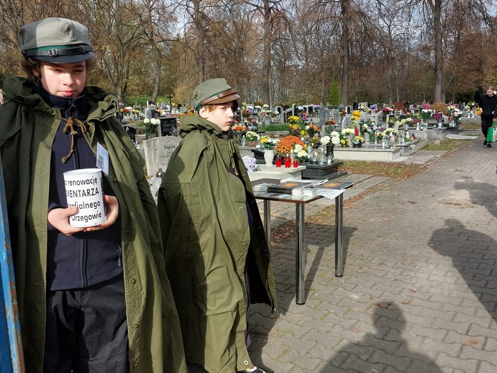 1 listopada członkowie Towarzystwa Miłośników Orzegowa znów zbierali datki na ratowanie zabytkowego starego cmentarza w dzielnicy. Zebrano sporą kwotę!

fot. FB Jerzy Kasperek