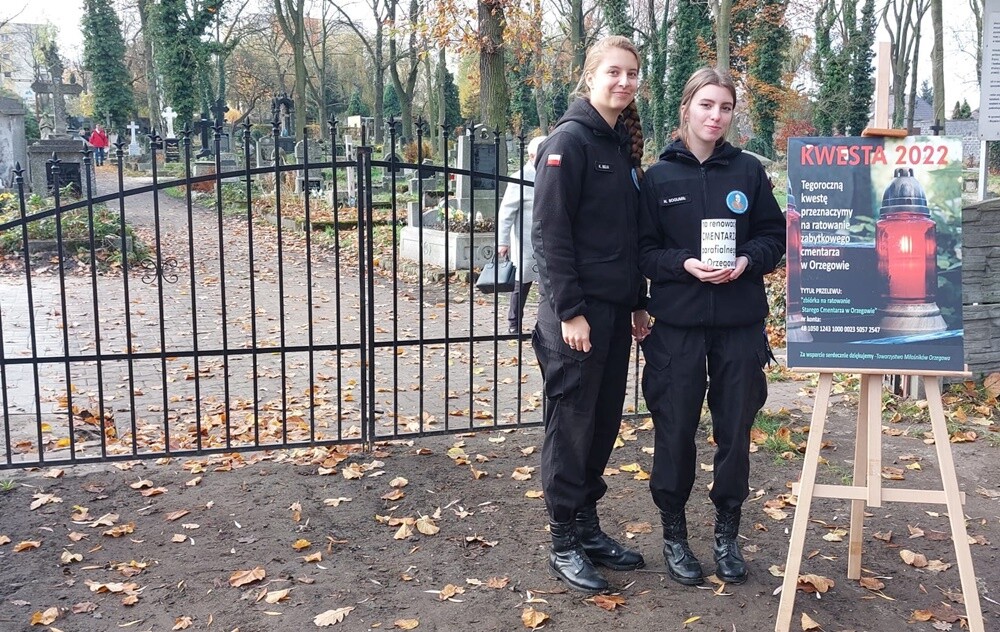 1 listopada członkowie Towarzystwa Miłośników Orzegowa znów zbierali datki na ratowanie zabytkowego starego cmentarza w dzielnicy. Zebrano sporą kwotę!

fot. FB Jerzy Kasperek
