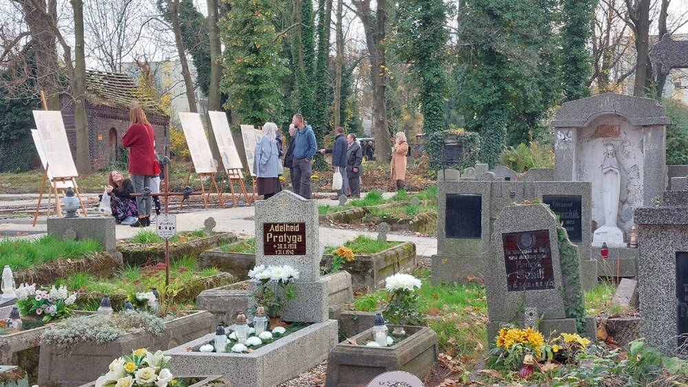 1 listopada członkowie Towarzystwa Miłośników Orzegowa znów zbierali datki na ratowanie zabytkowego starego cmentarza w dzielnicy. Zebrano sporą kwotę!

fot. FB Jerzy Kasperek