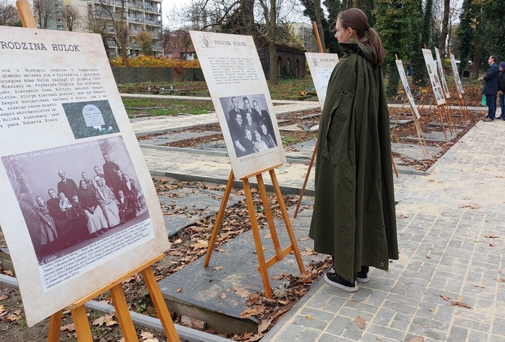 1 listopada członkowie Towarzystwa Miłośników Orzegowa znów zbierali datki na ratowanie zabytkowego starego cmentarza w dzielnicy. Zebrano sporą kwotę!

fot. FB Jerzy Kasperek