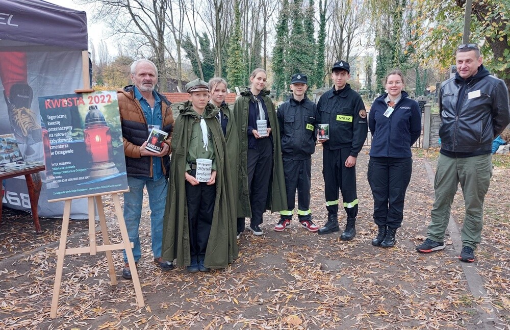 1 listopada członkowie Towarzystwa Miłośników Orzegowa znów zbierali datki na ratowanie zabytkowego starego cmentarza w dzielnicy. Zebrano sporą kwotę!

fot. FB Jerzy Kasperek