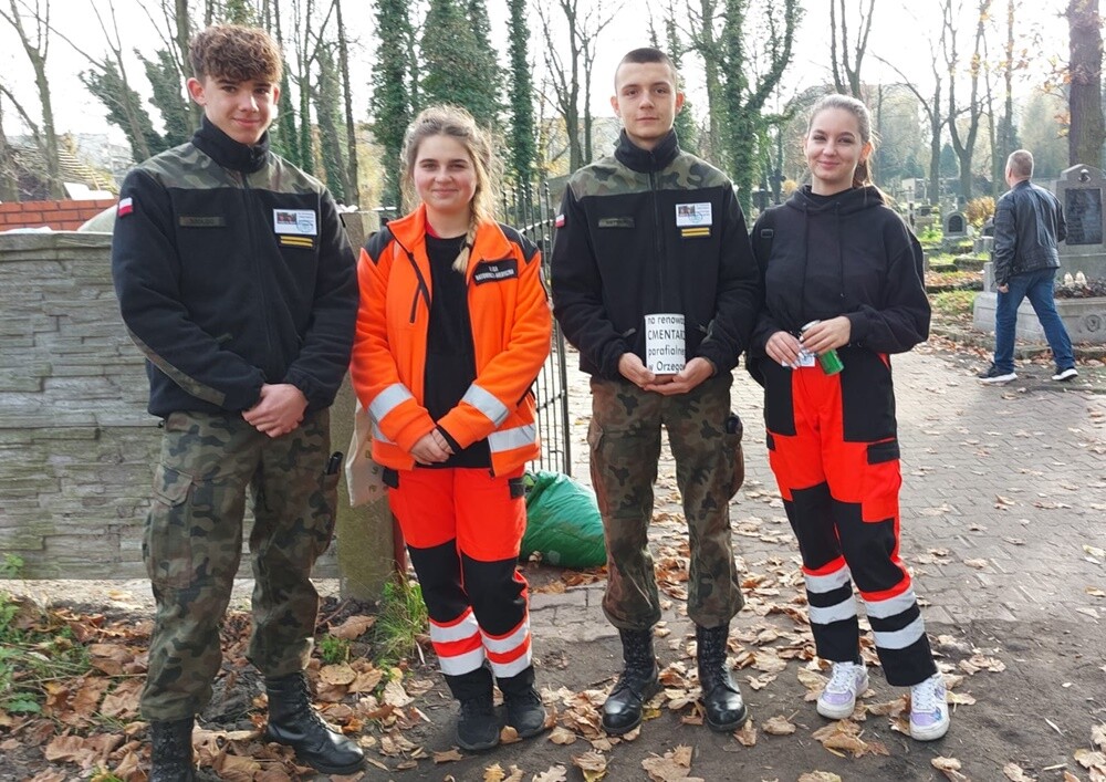 1 listopada członkowie Towarzystwa Miłośników Orzegowa znów zbierali datki na ratowanie zabytkowego starego cmentarza w dzielnicy. Zebrano sporą kwotę!

fot. FB Jerzy Kasperek