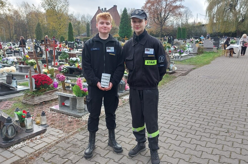 1 listopada członkowie Towarzystwa Miłośników Orzegowa znów zbierali datki na ratowanie zabytkowego starego cmentarza w dzielnicy. Zebrano sporą kwotę!

fot. FB Jerzy Kasperek