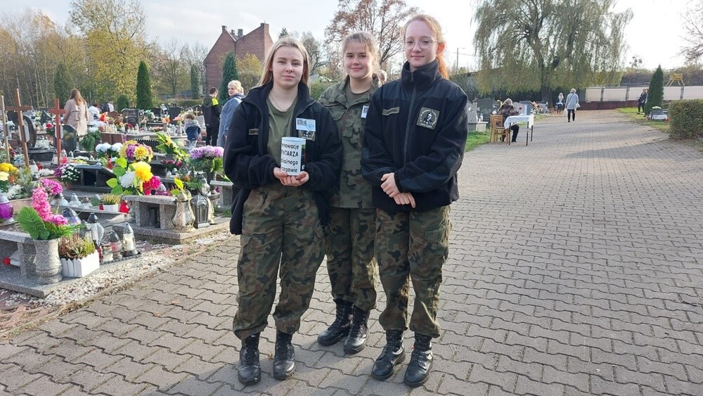 1 listopada członkowie Towarzystwa Miłośników Orzegowa znów zbierali datki na ratowanie zabytkowego starego cmentarza w dzielnicy. Zebrano sporą kwotę!

fot. FB Jerzy Kasperek