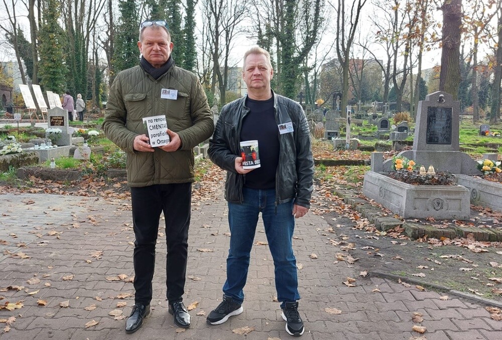 1 listopada członkowie Towarzystwa Miłośników Orzegowa znów zbierali datki na ratowanie zabytkowego starego cmentarza w dzielnicy. Zebrano sporą kwotę!

fot. FB Jerzy Kasperek