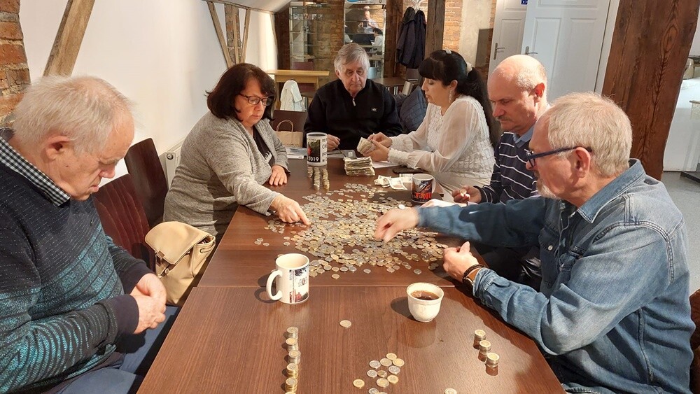 1 listopada członkowie Towarzystwa Miłośników Orzegowa znów zbierali datki na ratowanie zabytkowego starego cmentarza w dzielnicy. Zebrano sporą kwotę!

fot. FB Jerzy Kasperek