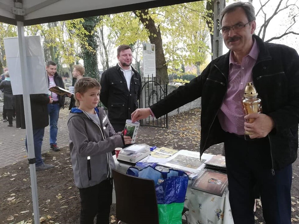 1 listopada członkowie Towarzystwa Miłośników Orzegowa znów zbierali datki na ratowanie zabytkowego starego cmentarza w dzielnicy. Zebrano sporą kwotę!