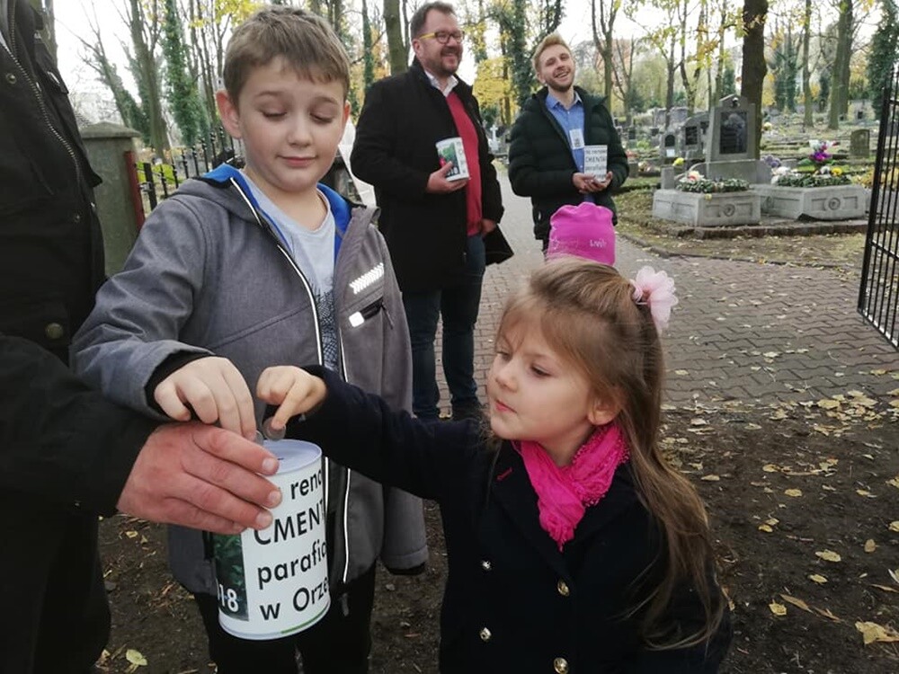 1 listopada członkowie Towarzystwa Miłośników Orzegowa znów zbierali datki na ratowanie zabytkowego starego cmentarza w dzielnicy. Zebrano sporą kwotę!