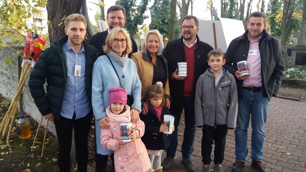 1 listopada członkowie Towarzystwa Miłośników Orzegowa znów zbierali datki na ratowanie zabytkowego starego cmentarza w dzielnicy. Zebrano sporą kwotę!