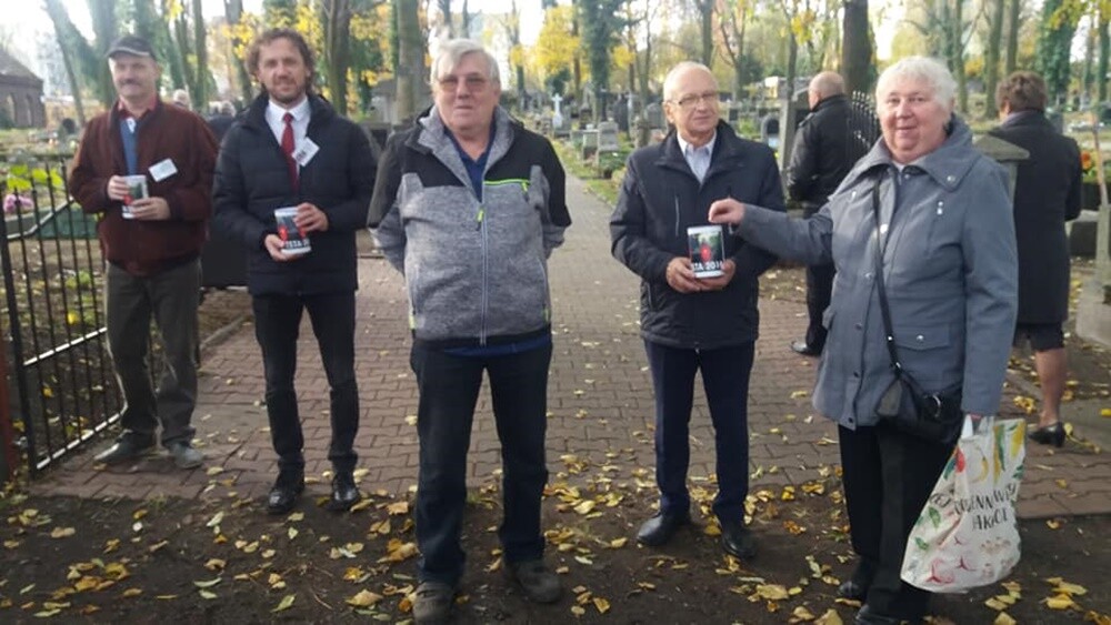 1 listopada członkowie Towarzystwa Miłośników Orzegowa znów zbierali datki na ratowanie zabytkowego starego cmentarza w dzielnicy. Zebrano sporą kwotę!