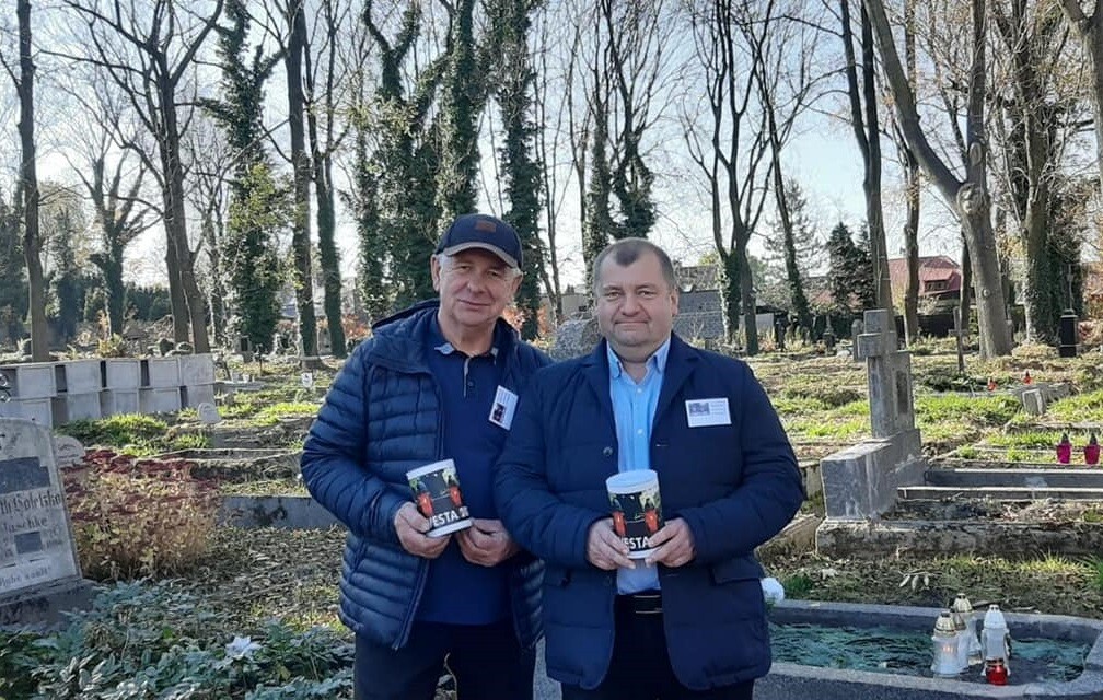 31 października i 1 listopada członkowie Towarzystwa Miłośników Orzegowa znów zbierali datki na ratowanie zabytkowego starego cmentarza w dzielnicy. Zebrano sporą kwotę!
fot. TMO