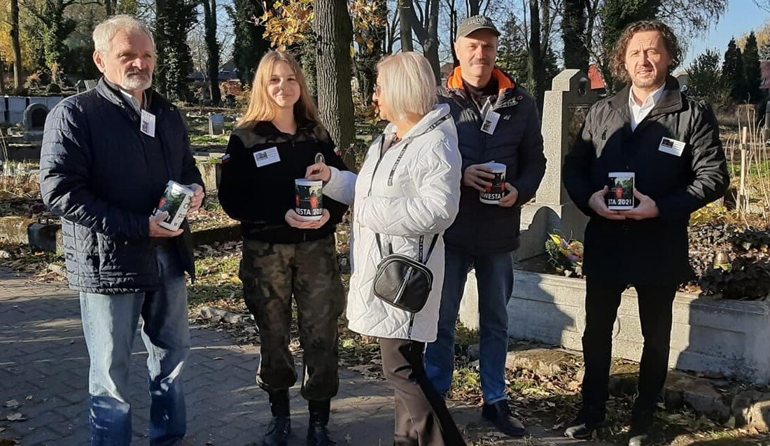 31 października i 1 listopada członkowie Towarzystwa Miłośników Orzegowa znów zbierali datki na ratowanie zabytkowego starego cmentarza w dzielnicy. Zebrano sporą kwotę!
fot. TMO