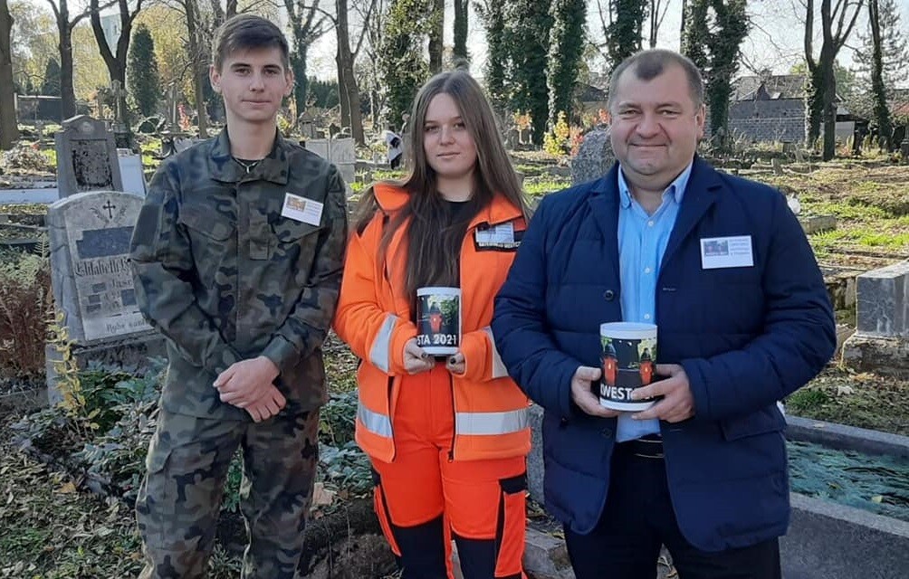 31 października i 1 listopada członkowie Towarzystwa Miłośników Orzegowa znów zbierali datki na ratowanie zabytkowego starego cmentarza w dzielnicy. Zebrano sporą kwotę!
fot. TMO