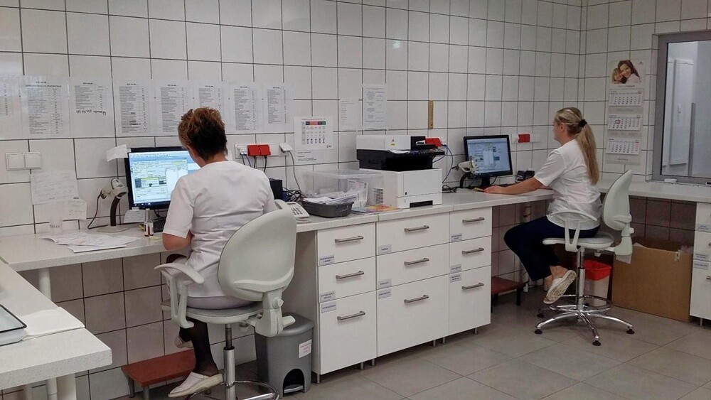 Pomimo ubiegłomiesięcznych doniesień o problemach kadrowych m.in. na oddziale neurologicznym, przedstawiciele rudzkiego szpitala zapewniają, że reszta oddziałów działa prężnie. Przykładem na te słowa ma być otwarte w ubiegłym roku Laboratorium Analityczne.
