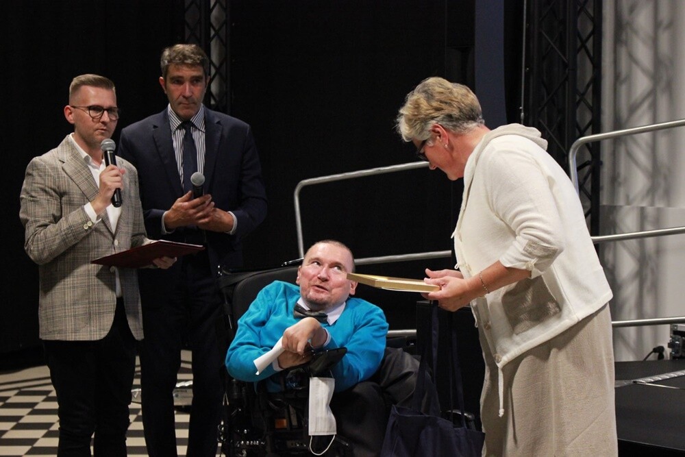 Zaszczytny tytuł przyznawany jest w ramach Konkursu "Lady D. im. Krystyny Bochenek" i trafia do kobiet, które są aktywne społecznie, mimo że borykają się z osobistą niepełnosprawnością.