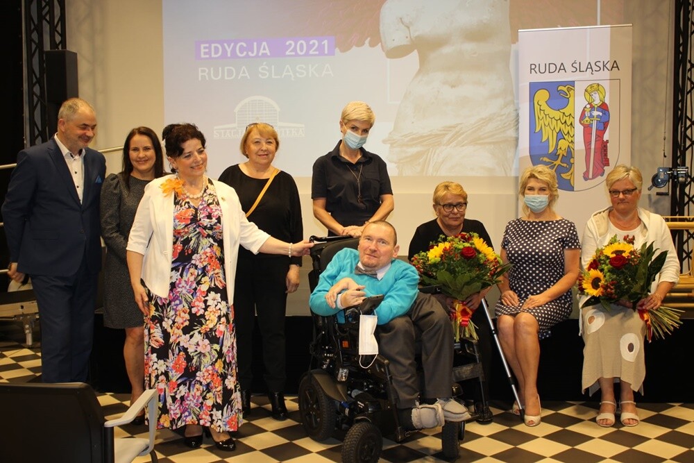 Zaszczytny tytuł przyznawany jest w ramach Konkursu "Lady D. im. Krystyny Bochenek" i trafia do kobiet, które są aktywne społecznie, mimo że borykają się z osobistą niepełnosprawnością.