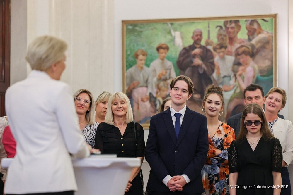 W poniedziałek w Pałacu Prezydenckim gościli laureaci konkursu zorganizowanego przez Instytut Pamięci Narodowej wraz z miastem Ruda Śląska, a objętego honorowym patronatem Agaty Kornhauser–Dudy. 

fot. Grzegorz Jakubowski